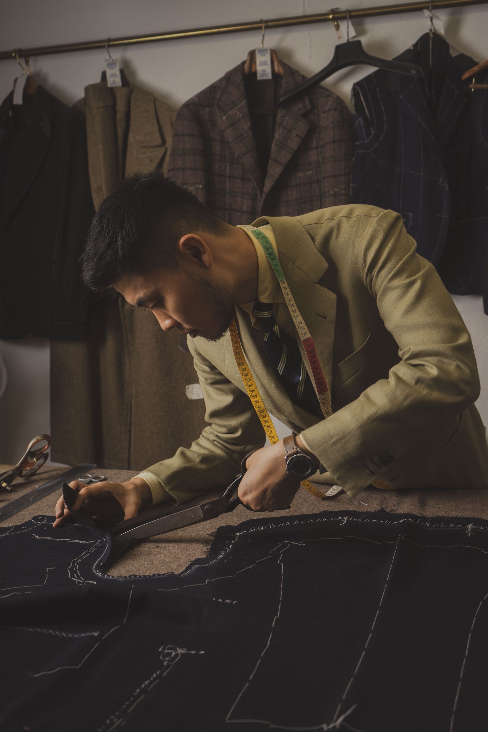 職人が生地を切っている